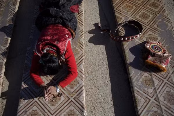 Tuy nhiên, khi phải hành lễ thì người dân ở đây thường sẽ tháo bỏ thắt lưng cũng như mũ nón.