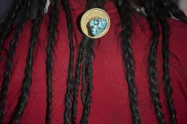 Những tập tục kỳ lạ và độc nhất của cao nguyên Tây Tạng ảnh 23 Ngoài ra, mái tóc thường được tết thành nhiều lọn nhỏ và được tô tô điểm bởi một vài món trang sức khác nhau.