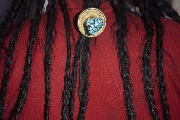 Ngoài ra, mái tóc thường được tết thành nhiều lọn nhỏ và được tô tô điểm bởi một vài món trang sức khác nhau.