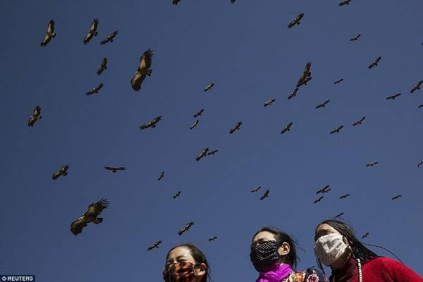 Những tập tục kỳ lạ và độc nhất của cao nguyên Tây Tạng ảnh 4 Hành trình thiên táng sẽ bắt đầu từ sáng sớm với sự tham gia của thân nhân và các Lạt Ma. Người thân trong gia đình sẽ được quyền cầu nguyện và chơi nhạc đám ma nhưng không được tiếp xúc quá gần với thi thể.