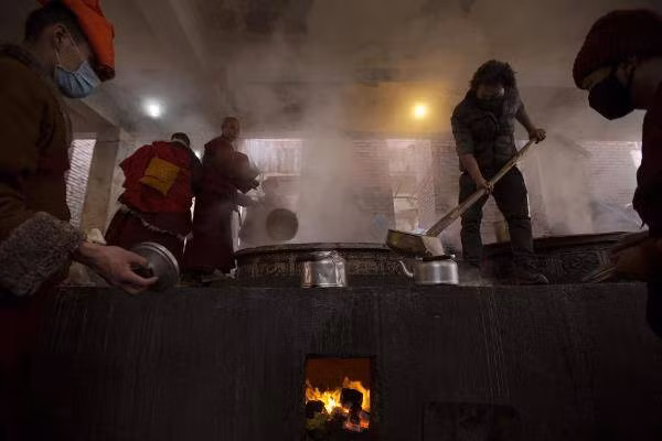 Nơi này có những nhà bếp khổng lồ chỉ để nấu trà phục vụ người dân đi nghe giảng kinh Phật.