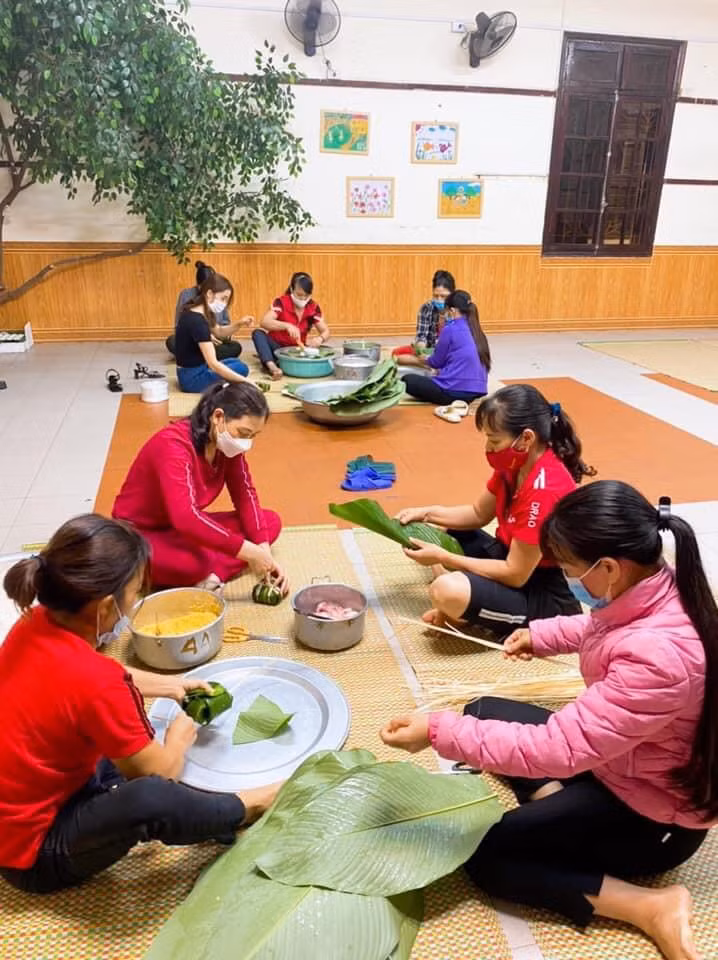 Giáo viên gói bánh...