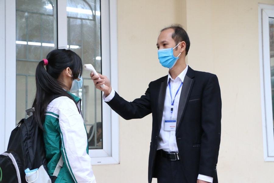 Tại cửa lớp sẽ có thầy cô đo thân nhiệt cho các em trước khi vào lớp.