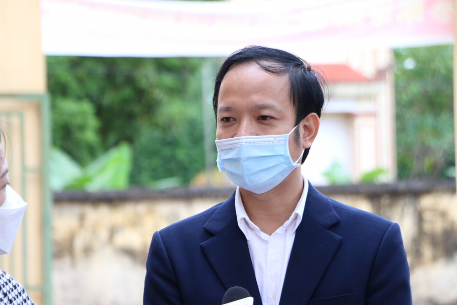 Phó Chủ tịch UBND huyện Ba Vì Nguyễn Đức Anh cho biết, qua kiểm tra cho thấy, các trường đã thực hiện nghiêm các quy tắc phòng dịch khi đón học sinh. Trong buổi sáng 8/11 chưa ghi nhận bất cứ trường hợp học sinh có biểu hiện sức khỏe bất thường.