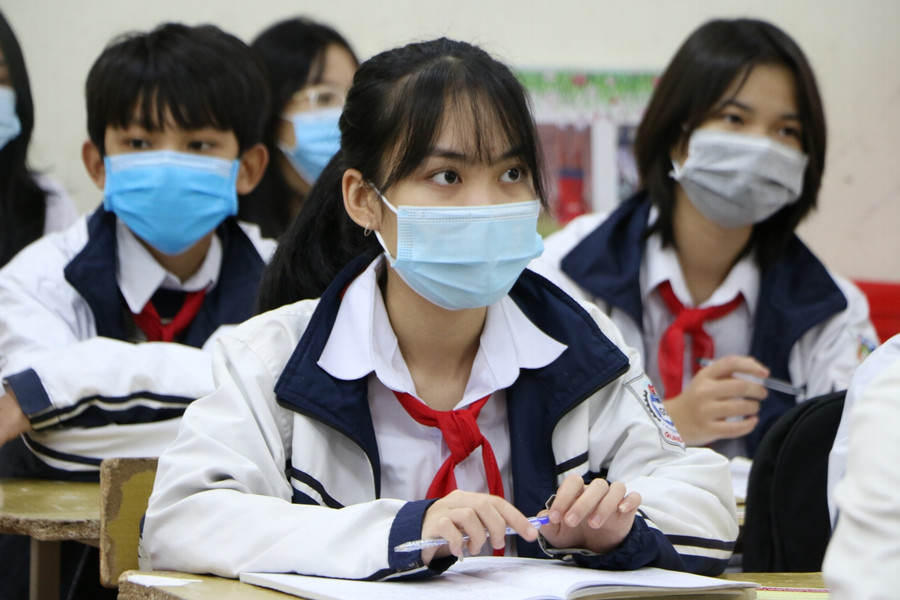 Những học sinh đầu tiên ở Hà Nội vui mừng trở lại trường sau thời gian dài học trực tuyến vì dịch ảnh 2