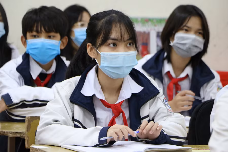 Những học sinh đầu tiên ở Hà Nội vui mừng trở lại trường sau thời gian dài học trực tuyến vì dịch ảnh 2