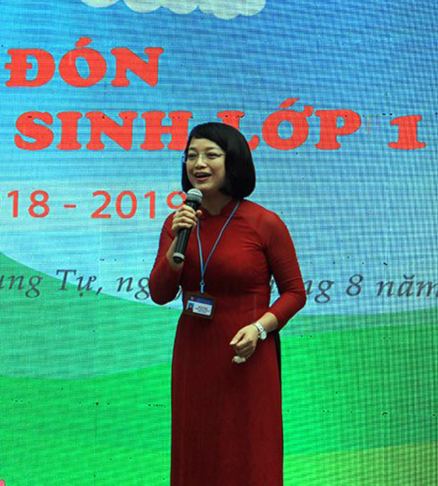 Cô Ngô Phi Khanh - Hiệu trưởng nhà trường phát biểu tại buổi lễ Cô Ngô Phi Khanh - Hiệu trưởng nhà trường phát biểu tại buổi lễ