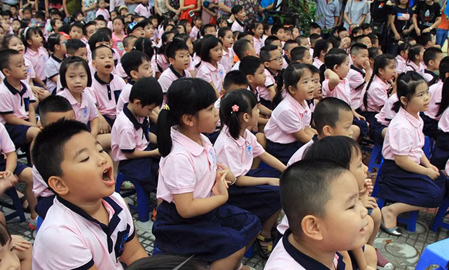 Các em hào hứng trước khi bước vào năm học mới