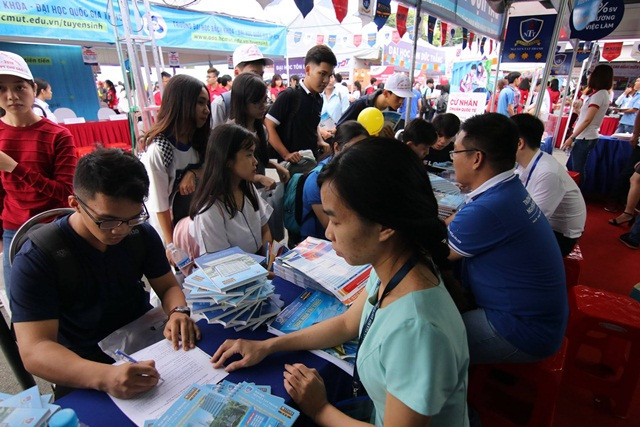 Đông đảo sinh viên đăng ký tư vấn về thông tin ngành nghề tại các gian hàng Đông đảo sinh viên đăng ký tư vấn về thông tin ngành nghề tại các gian hàng