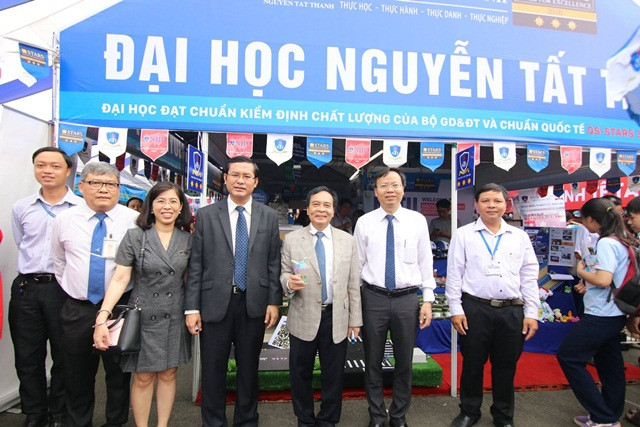 Thứ trưởng Bộ GD&ĐT Nguyễn văn Phúc ấn tượng với gian hàng tư vấn của Trường ĐH Nguyễn Tất Thành Thứ trưởng Bộ GD&ĐT Nguyễn văn Phúc ấn tượng với gian hàng tư vấn của Trường ĐH Nguyễn Tất Thành