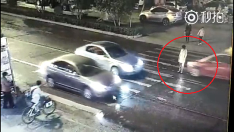 Người phụ nữ bị xe cán 2 lần, không ai quan tâm ảnh 1 Người phụ nữ bị xe cán 2 lần, không ai quan tâm ảnh 1
