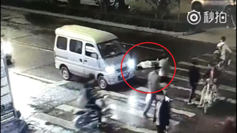 Người phụ nữ bị xe cán 2 lần, không ai quan tâm ảnh 4 Người phụ nữ bị xe cán 2 lần, không ai quan tâm ảnh 4