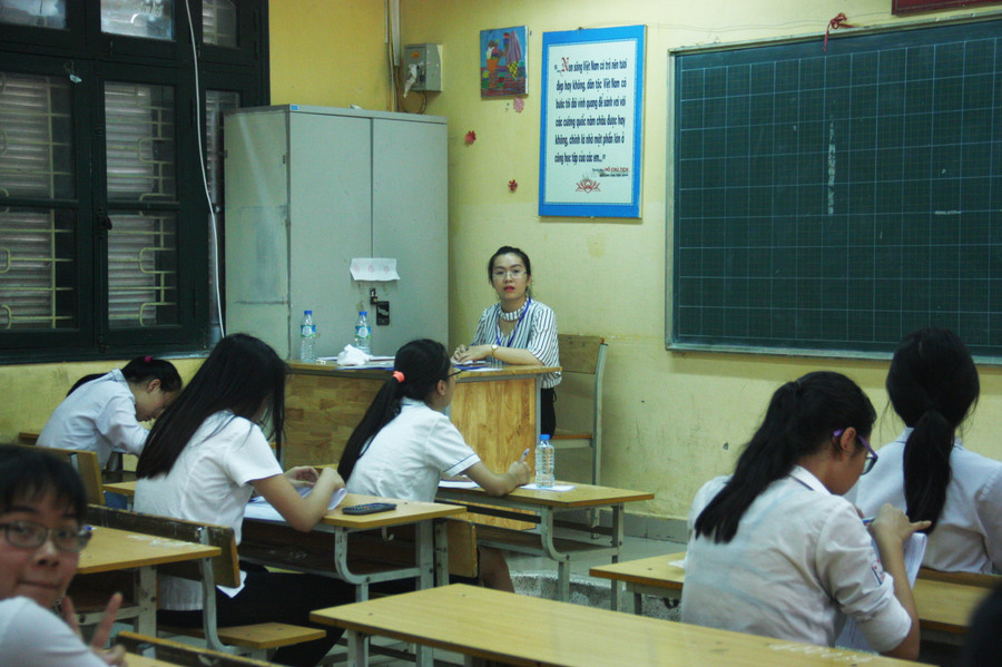 Những lưu ý khi vào phòng thi đã được các giám thị lưu ý từ ngày làm thủ tục, khai mạc thi vẫn tiếp tục được nhắc lại trước giờ thi môn Toán. Những lưu ý khi vào phòng thi đã được các giám thị lưu ý từ ngày làm thủ tục, khai mạc thi vẫn tiếp tục được nhắc lại trước giờ thi môn Toán.