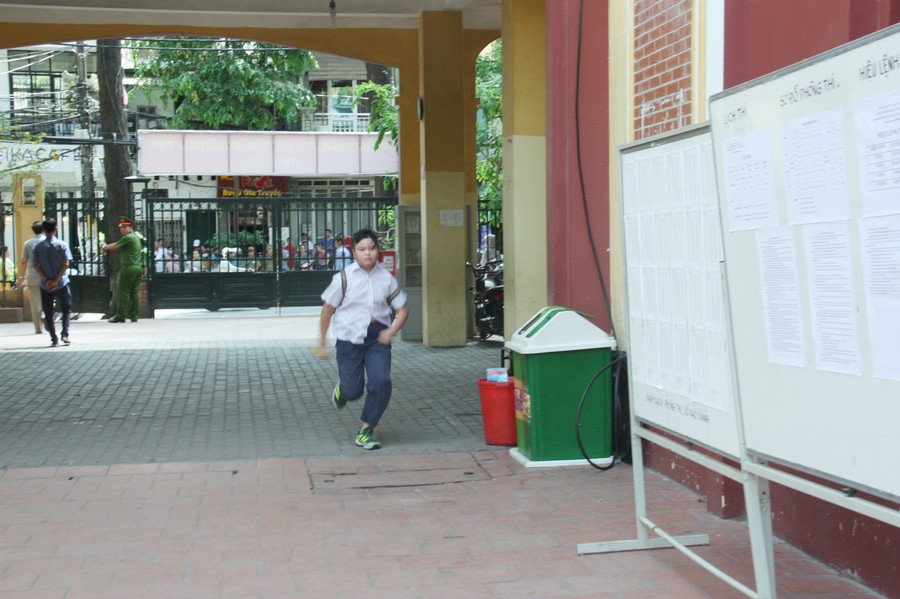 Trước giờ phát đề 5 phút, thí sinh này hớt hải chạy vào phòng thi. Theo quy định của Sở GD&ĐT Hà Nội, nếu thí sinh đến chậm quá 15 phút sau khi có hiệu lệnh tính giờ làm bài sẽ không được dự buổi thi đó. Trước giờ phát đề 5 phút, thí sinh này hớt hải chạy vào phòng thi. Theo quy định của Sở GD&ĐT Hà Nội, nếu thí sinh đến chậm quá 15 phút sau khi có hiệu lệnh tính giờ làm bài sẽ không được dự buổi thi đó.