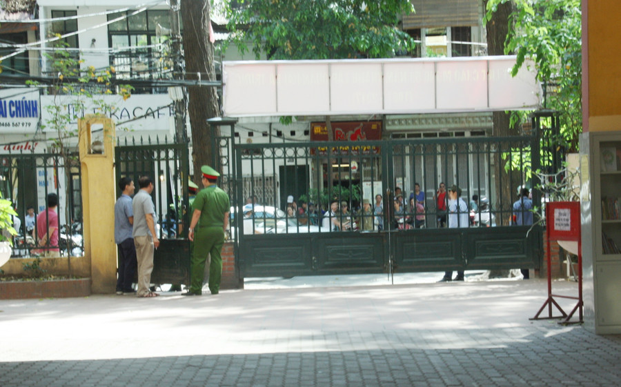 Lực lượng an ninh nghiêm túc làm nhiệm vụ bảo vệ vòng ngoài điểm thi Lực lượng an ninh nghiêm túc làm nhiệm vụ bảo vệ vòng ngoài điểm thi