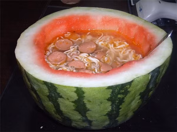 Mẹ không cho ăn mì vì nóng, thanh niên ngang nhiên bỏ thạch sương sa vào ăn để giải nhiệt - Ảnh 15.