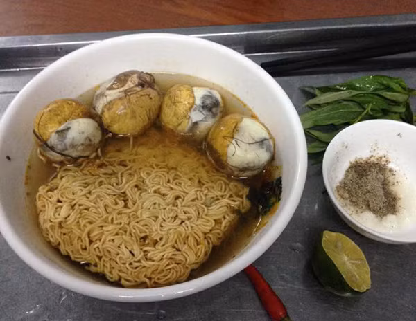 Mẹ không cho ăn mì vì nóng, thanh niên ngang nhiên bỏ thạch sương sa vào ăn để giải nhiệt - Ảnh 13.