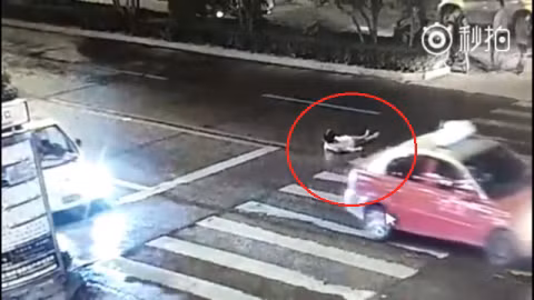 Người phụ nữ bị xe cán 2 lần, không ai quan tâm ảnh 5