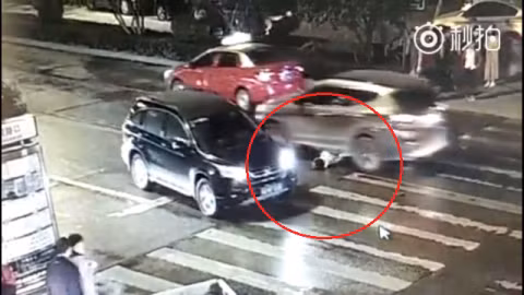 Người phụ nữ bị xe cán 2 lần, không ai quan tâm ảnh 6