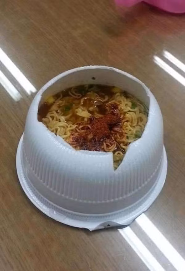 Mẹ không cho ăn mì vì nóng, thanh niên ngang nhiên bỏ thạch sương sa vào ăn để giải nhiệt - Ảnh 10.