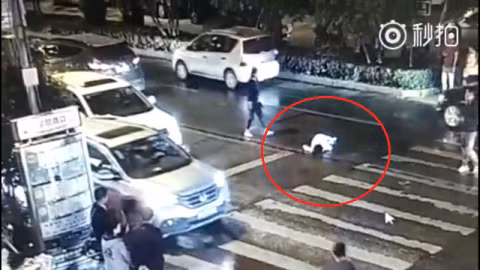 Người phụ nữ bị xe cán 2 lần, không ai quan tâm ảnh 7