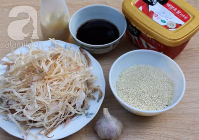 Bạn cần chuẩn bị những nguyên liệu sau cho món mực ngào kiểu Hàn: - 100gr mực xé sợi - 1-2 thìa (dùng để ăn cơm) tương ớt Hàn Quốc - 1-2 thìa mật ong - 1 thìa sốt mayonnaise - Dầu ăn, dầu vừng - Vừng trắng - 1 củ tỏi