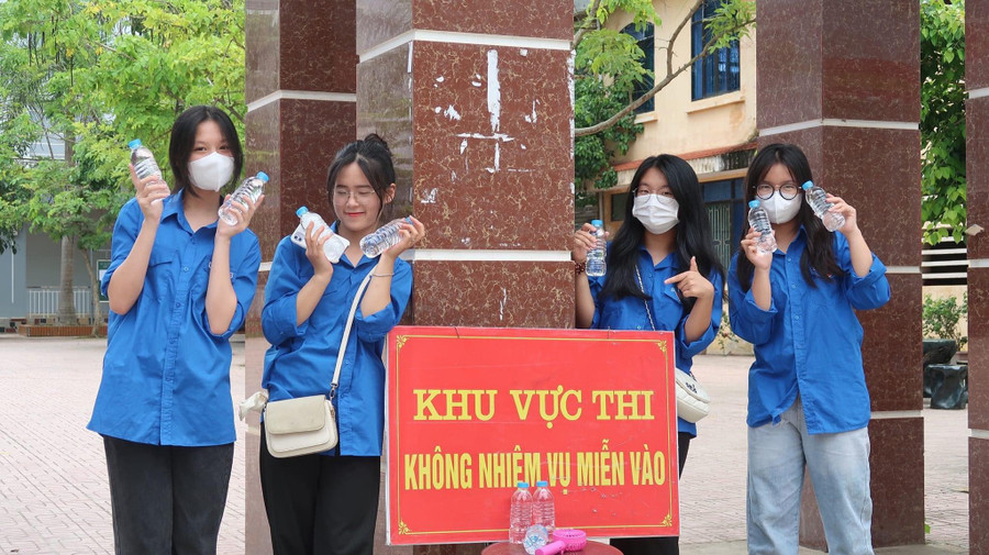 Các tình nguyện viên tiếp sức mùa thi tại điểm thi trường THPT Chuyên Cao Bằng. Các tình nguyện viên tiếp sức mùa thi tại điểm thi trường THPT Chuyên Cao Bằng.