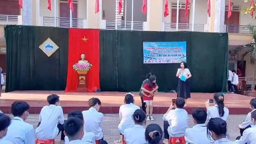 Học sinh Trường THPT Lý Tự Trọng tìm hiểu truyền thống nhà trường thông qua Hoạt động trải nghiệm, hướng nghiệp.