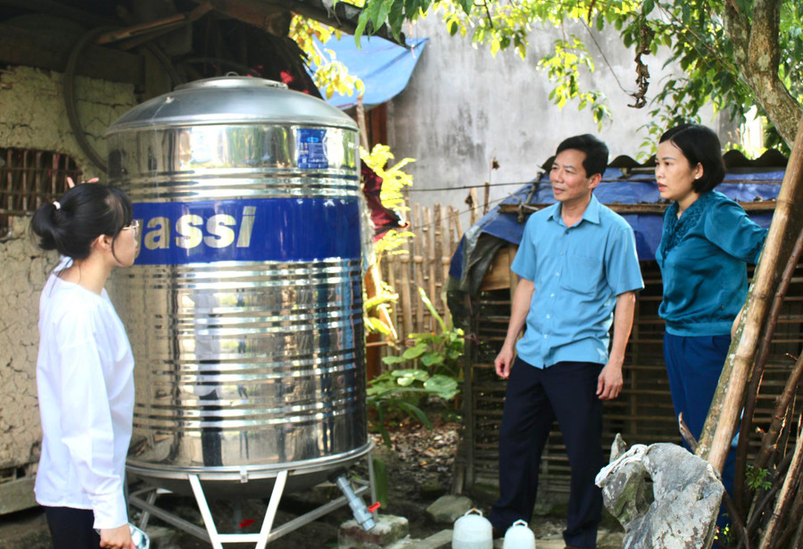 Trong năm 2022, UBND xã Yên Ninh hỗ trợ téc nước cho 17 hộ nghèo người DTTS trên địa bàn.