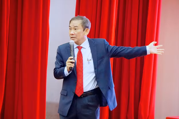 PGS.TS Hồ Thanh Phong trình bày báo cáo