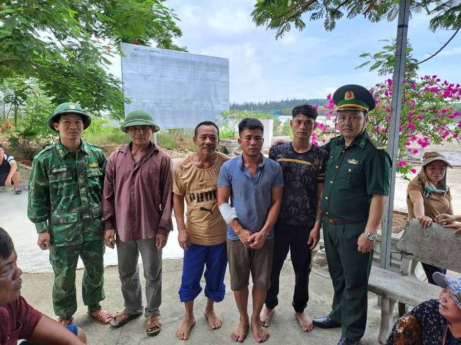 Các ngư dân gặp nạn được cứu lên đất liền. (Ảnh: Nguyễn Thế Cương) Các ngư dân gặp nạn được cứu lên đất liền. (Ảnh: Nguyễn Thế Cương)