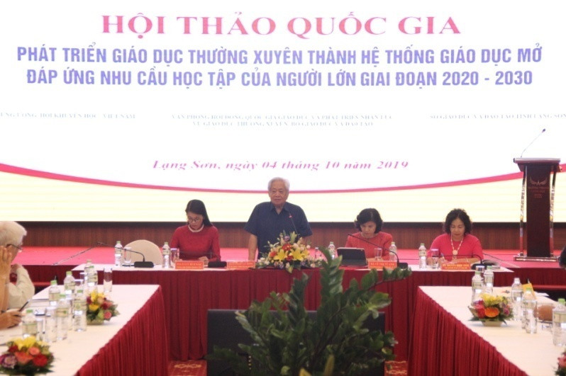 GS Phạm Tất Dong trao đổi tại hội thảo GS Phạm Tất Dong trao đổi tại hội thảo