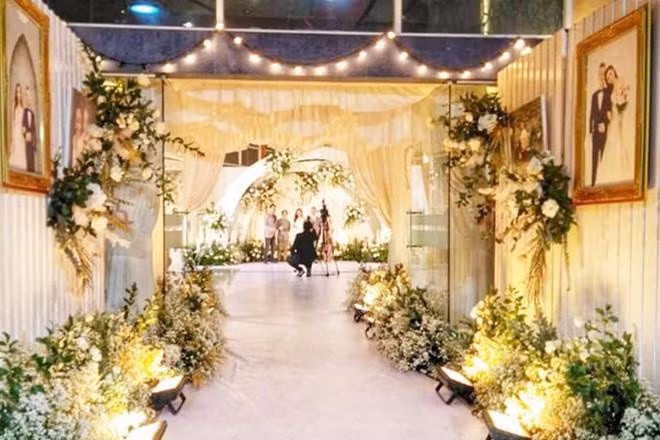 Cặp đôi tạo dáng chụp hình trong đám cưới xa hoa hồi tháng 5. Ảnh: Facebook.