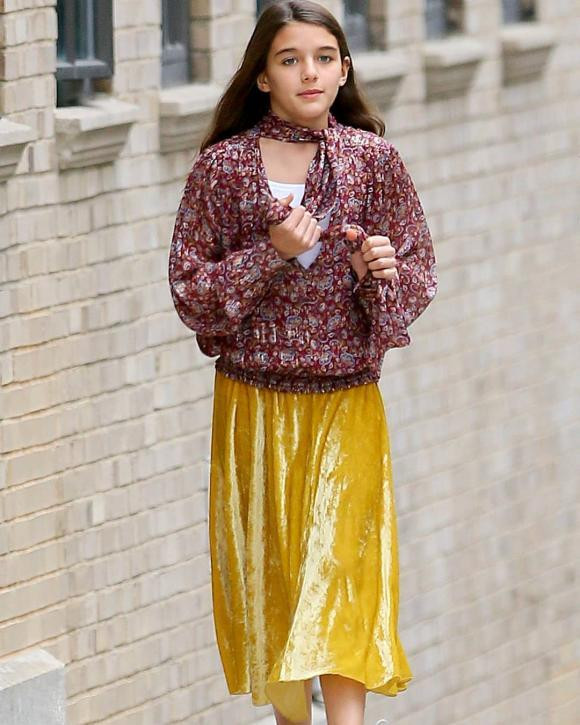 Sửng sốt ngoại hình xinh đẹp như thiếu nữ của Suri Cruise ảnh 3 Áo tay dài họa tiết điệu đà mix cùng chân váy vàng suông tạo nên set đồ đậm chất vintage
