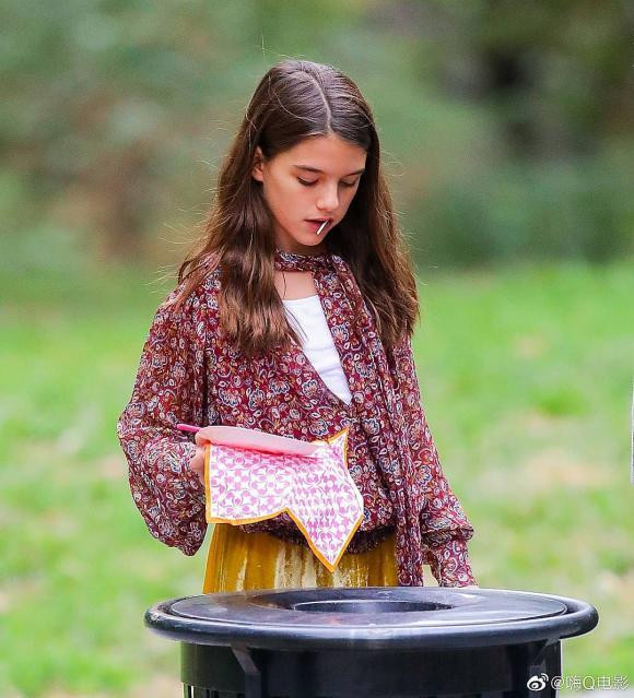 Sửng sốt ngoại hình xinh đẹp như thiếu nữ của Suri Cruise ảnh 2 Mọi góc mặt của cô bé đều đẹp khi thừa hưởng nhan sắc của ông bố và người mẹ nổi tiếng