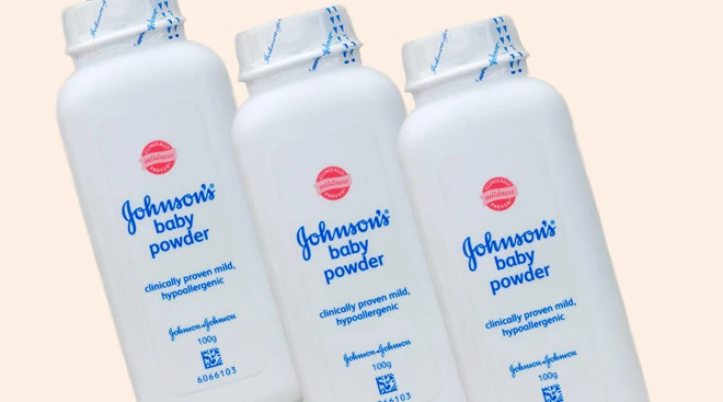 Bột phấn của Johnson & Johnson bị xác định có chứa chất gây ung thư. Ảnh: The Bump.