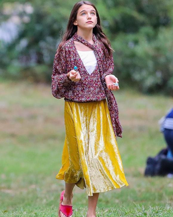 Sửng sốt ngoại hình xinh đẹp như thiếu nữ của Suri Cruise ảnh 1 Kiểu váy giản dị mộc mạc đậm chất trời vào thu