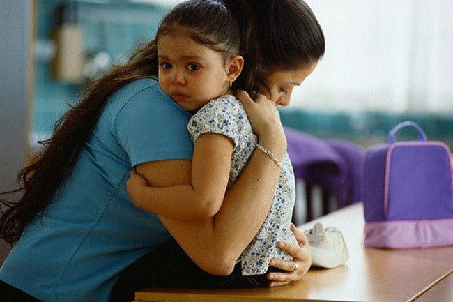Con bé cứ hỏi tôi khi nào thì mẹ đón con về, tôi ôm con mà khóc. (Ảnh minh họa).