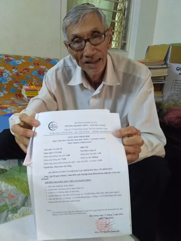 Kham phuc nghi luc cua cu ong 75 tuoi chinh phuc giang duong cao hoc hinh anh 1