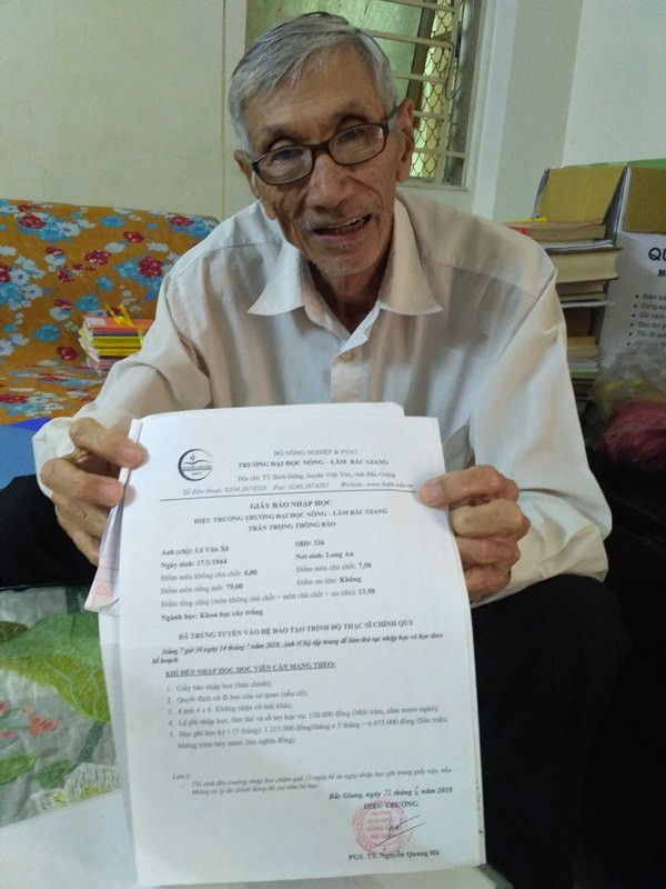 Khâm phục nghị lực của cụ ông 75 tuổi chinh phục giảng đường cao học ảnh 1 Kham phuc nghi luc cua cu ong 75 tuoi chinh phuc giang duong cao hoc hinh anh 1