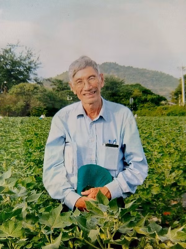 Kham phuc nghi luc cua cu ong 75 tuoi chinh phuc giang duong cao hoc hinh anh 3