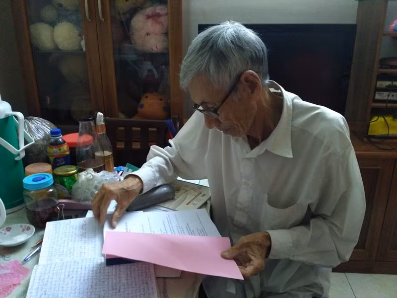 Kham phuc nghi luc cua cu ong 75 tuoi chinh phuc giang duong cao hoc hinh anh 4