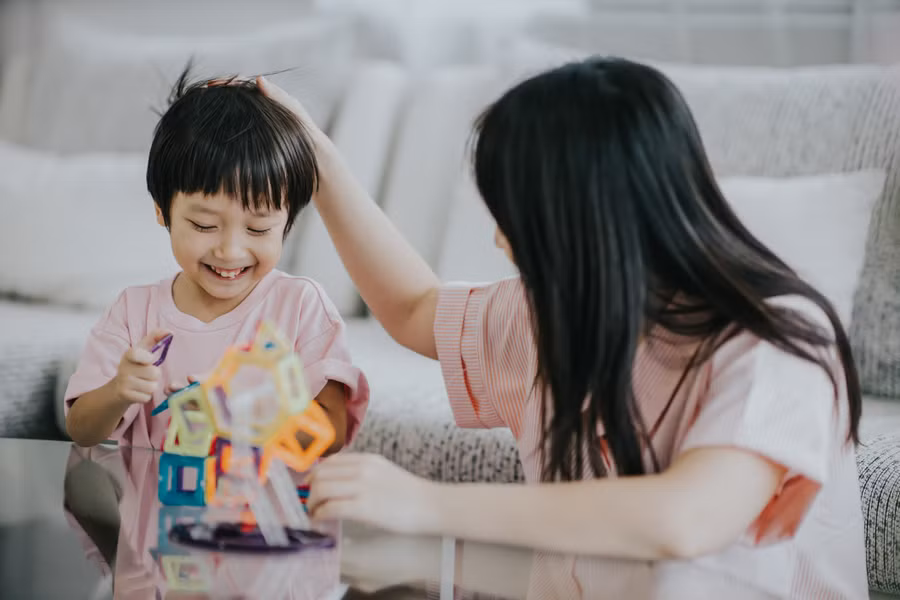 Nhìn vào tụi trẻ, cha mẹ học được rằng mình cần dành thời gian cho các hoạt động thư giãn, gắn kết và giải trí. (Ảnh: ITN).