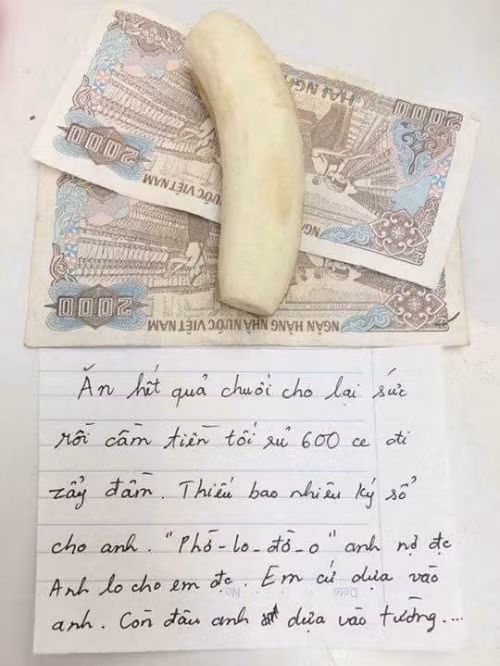 Tiền anh không thiếu, nhiều anh không có. Tiềnanh không thiếu, nhiều anh không có.