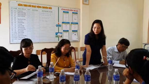 Phó Chủ tịch CĐGD Việt Nam - Nguyễn Thị Bích Hợp cùng đoàn công tác làm việc với Trường Tiểu học Bình Chánh