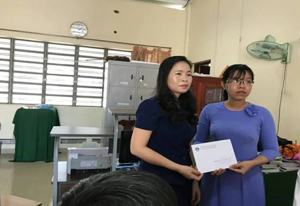 Phó Chủ tịch CĐGD Việt Nam, Nguyễn Thị Bích Hợp trao quà động viên của CĐGD Việt Nam cho cô Bùi Thị Cẩm Nhung 