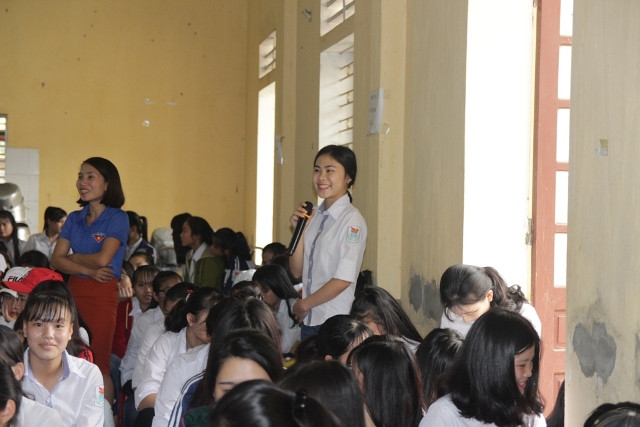 Các bạn học sinh bày tỏ ý kiến của mình