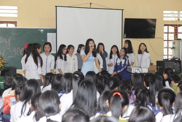 Tham gia trò chơi trong buổi sinh hoạt