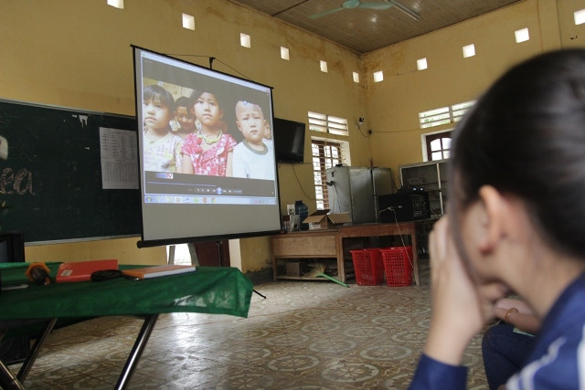 Theo dõi các đoạn clip, phóng sự