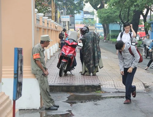 Học sinh Lê Hồng Phong cúi chào bác bảo vệ vào đề Văn lớp 12 